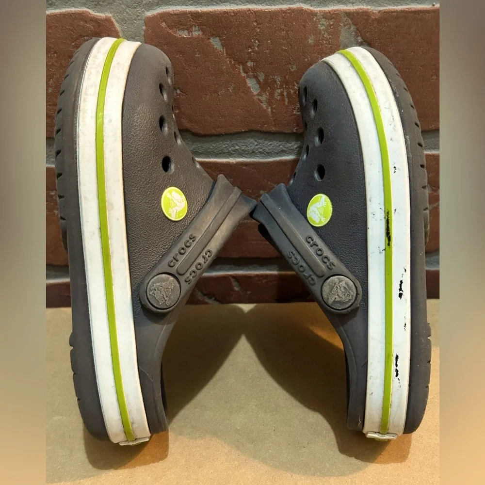 Crocs little boys,kids gray w/green size 7 toddler